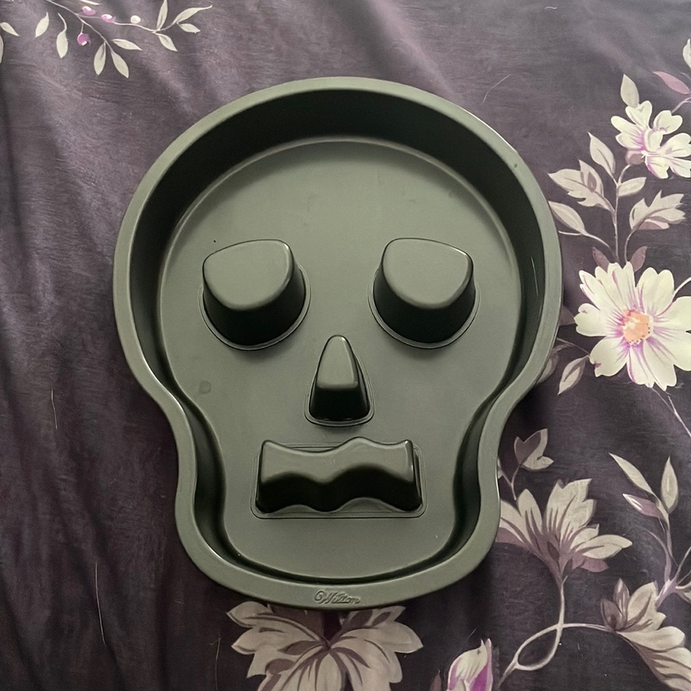Skull cake pan